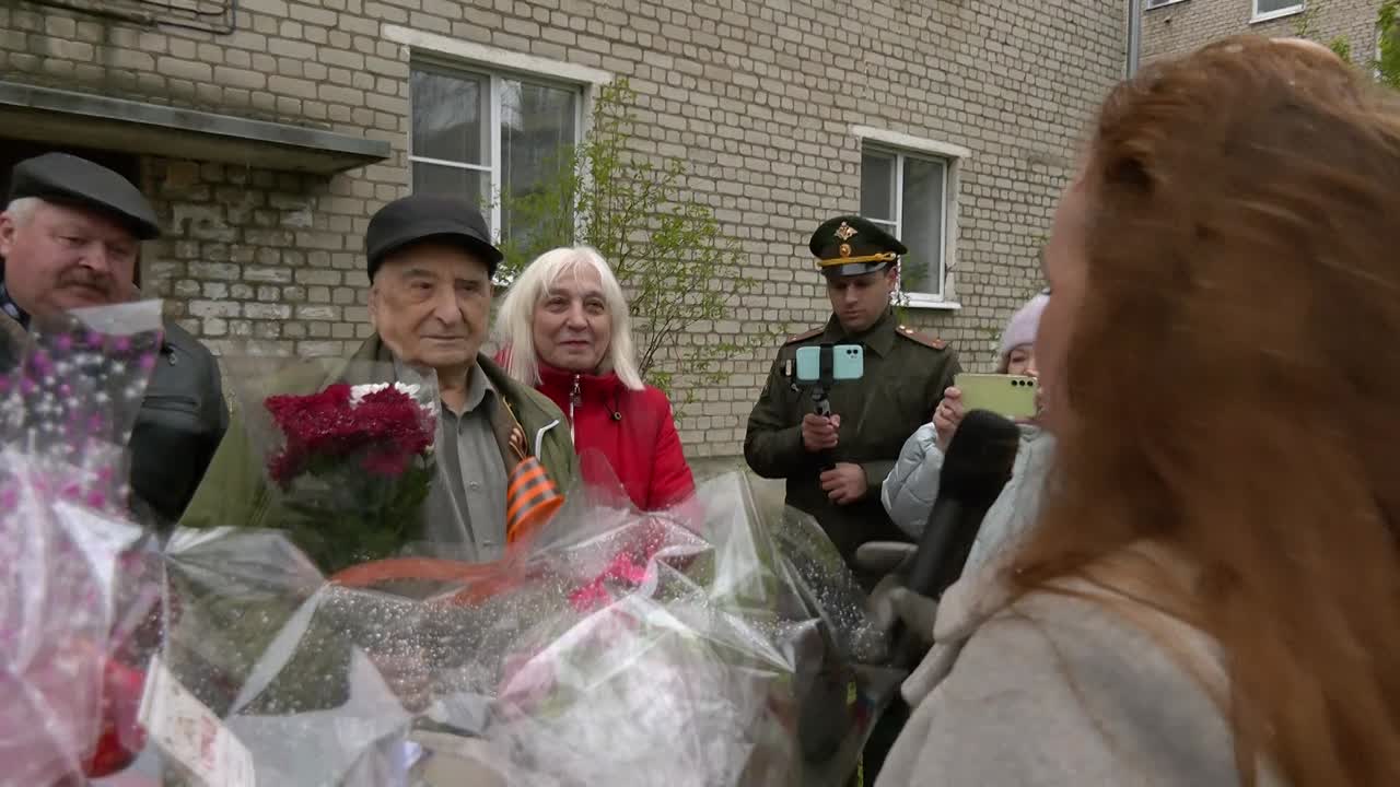 Сегодня в Костроме поздравили с Днем Победы ветеран Александра Ивановича Сокова
