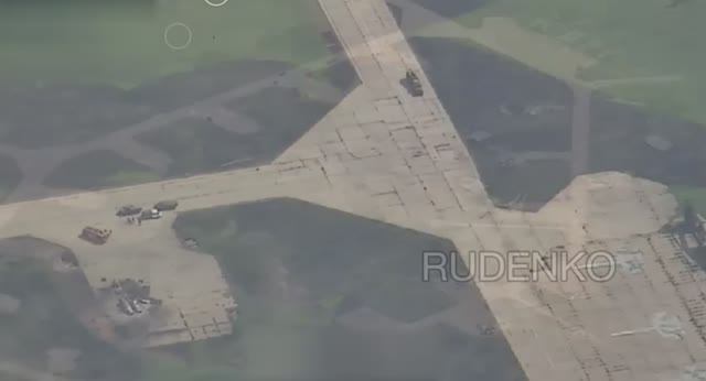 Кадры уничтожения пяти Су-27 ВСУ на аэродроме Миргород