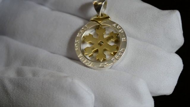Подвеска из жёлтого золота и серебра с бриллиантом и гравировкой в подарок на день рождения
