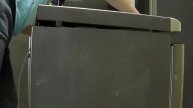 Отпиливаю от холодильника все лишнее.