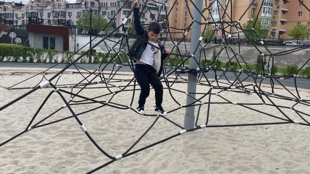 Егорка играет на Детской Площадке