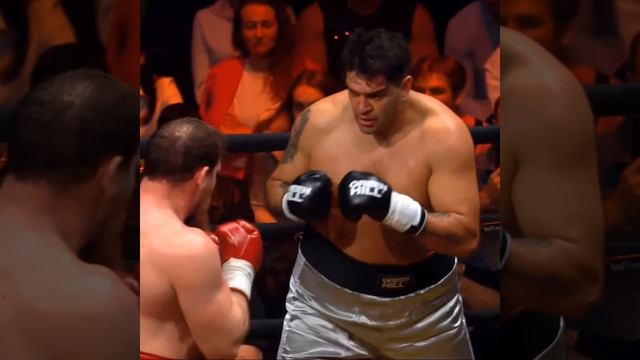 Глухой нокаут в исполнении Дмитрия Кудряшова в бою с Даниэлем Робутти в 1 раунде.