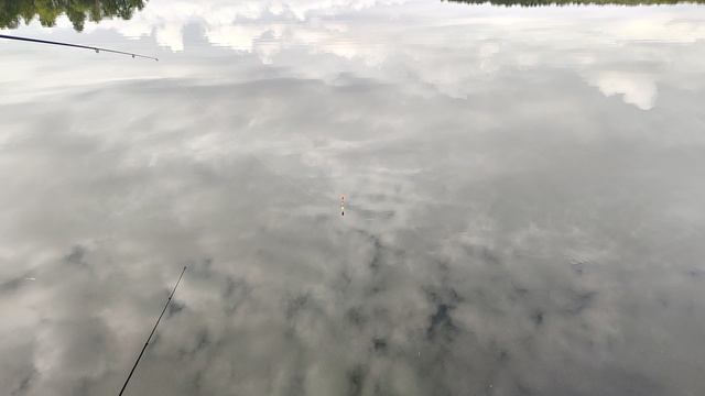 Утро, красота озера Еловое. Небо отражается в воде.