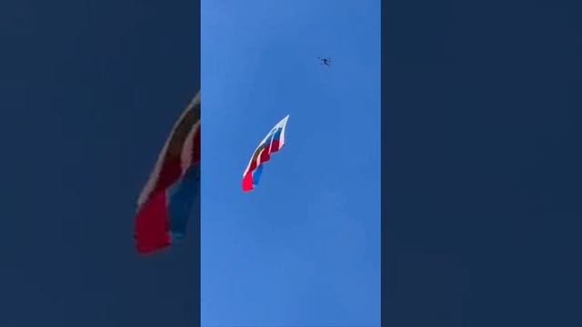 Украинец запустил дрон с российским флагом на 9 мая над зданием берлинского рейхстага.