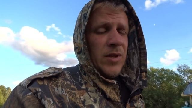 начал строительство навеса для тракторов