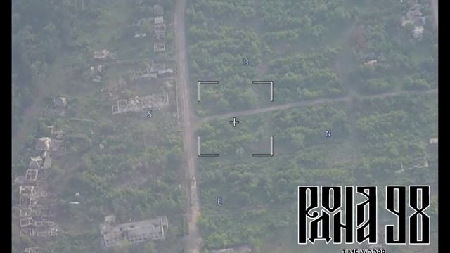 Операторы FPV-дронов из 98-й гвардейской дивизии ВДВ догоняют американский БТР М113 в Часов Яре.