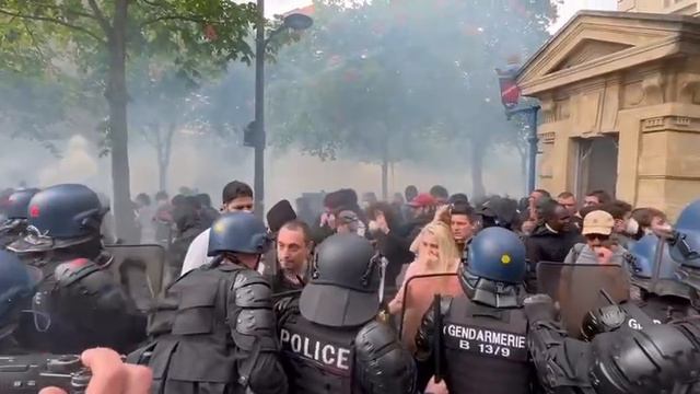 Жандармы заблокировали несколько групп демонстрантов в Париже и травят их слезоточивым газом