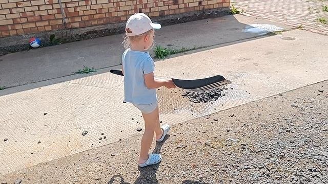 Елизавета на даче у деда
