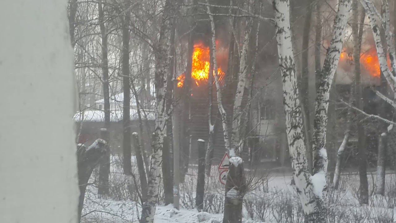 Пожар в Первоуральске 21.01.2018, 11ч.д.п.. Горит крыша деревянного дома по ул. Мамина-Сибиряка, 5