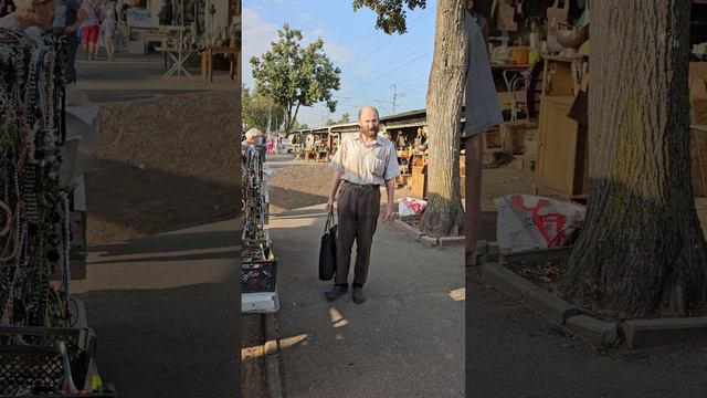 Прохожий поет .
