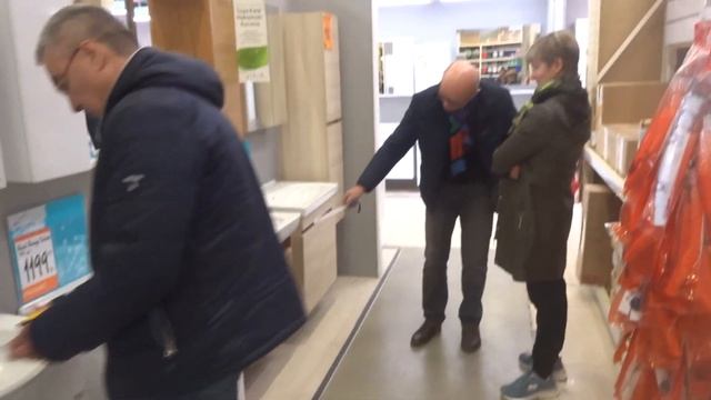 Алания Счастливые люди с рулетками в магазине Кочташ