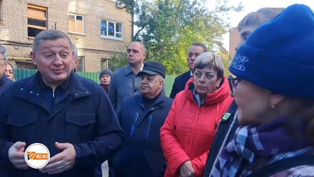 Андрей Бочаров пообщался с волгоградцами из разрушенного взрывом дома