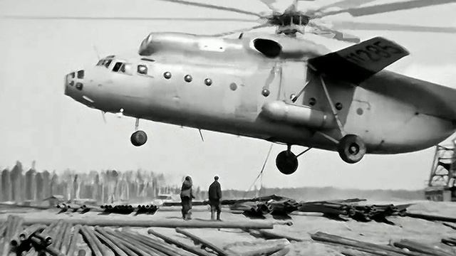 1968 год. Ханты-Мансийский округ. Вертолет перевозит трубы буровиков