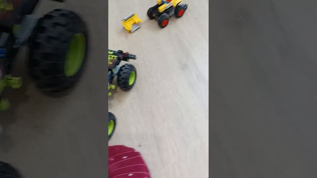 Артём показывает своё новое LEGO technic и кое-что рассказывает