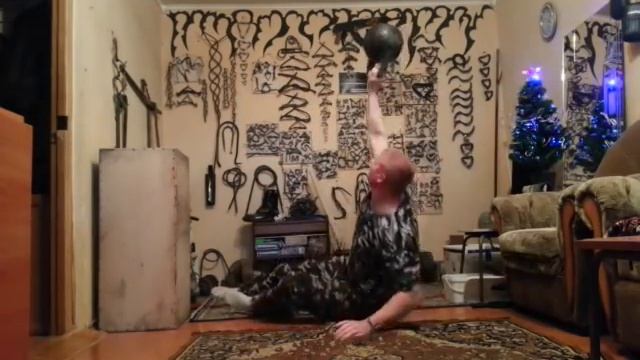 С гирей 16 кг.  Напопа кувырок на зад