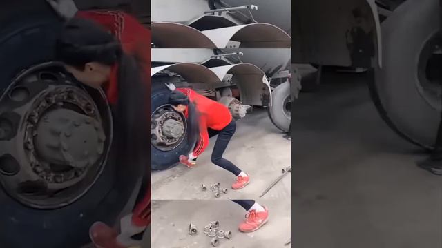 Как девушки меняют колеса?