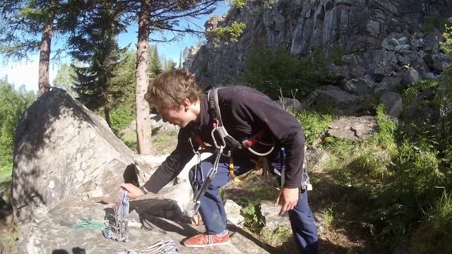 Развеска альпинистского снаряжения для скального восхождения