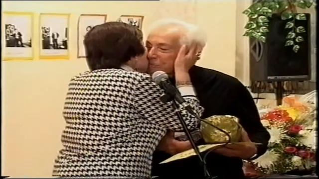 Цветы и поздравления от друзей и организаций. Застольная "Ломир ал энейнем"