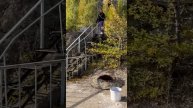 Спус по аварийной лестнице плотины Медеу