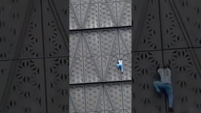 Неизвестный залез на высотное здание в Буэнос-Айресе