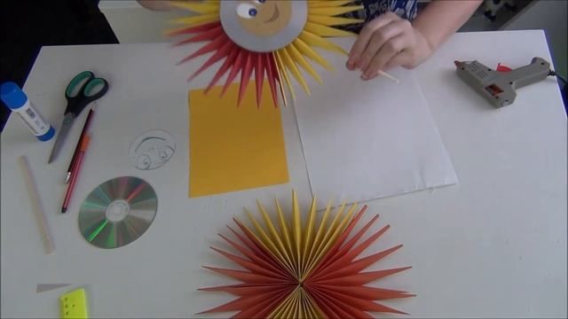 Мастер-класс «Пусть всегда будет солнце!». Поделка из цветной бумаги и CD диска.