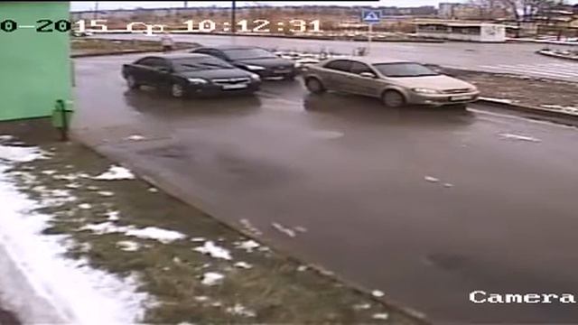 Авенсис задел двери у Форда