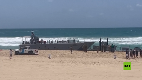 مشاهد جديدة تظهر زورقا عسكريا أمريكيا وجزءا من رصيف "بايدن" جرفتهما المياه إلى سواحل أسدود