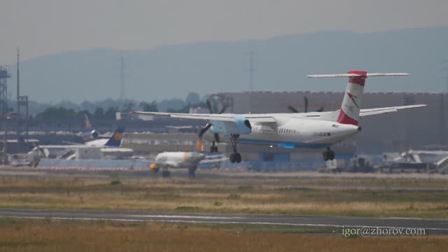 Бомбардье DHC 8 авиакомпании Austrian Airlines приземляется в аэропорту Франкфурта. Замедленная съём