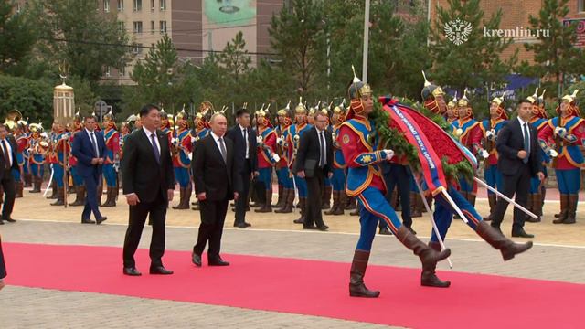 Владимир Путин и Ухнаагийн Хурэлсух возложили цветы к памятнику маршалу Жукову в Улан-Баторе.