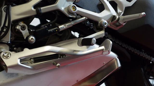 I installed a new Carbon fiber piece & Ducabike kickstand pin on my Ducati Streetfigther V4S!