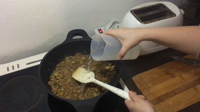 Гречневая каша с солеными огурцами . Без мяса .
