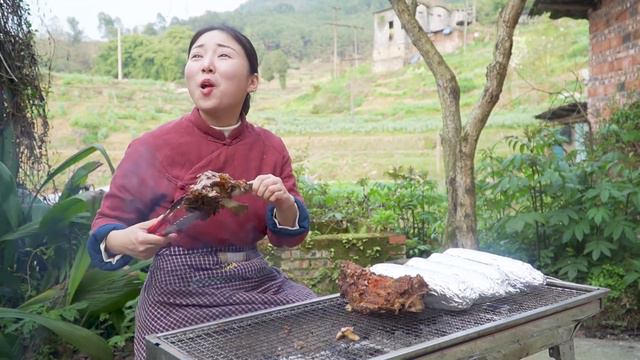 一整塊排骨，小雨先鹵後烤，排骨滋滋冒油，撒上孜然大口啃，安逸~【市民朱小雨】