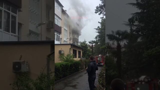 В Сочи сгорела квартира в многоквартирном доме на Цветном бульваре 19.04.19