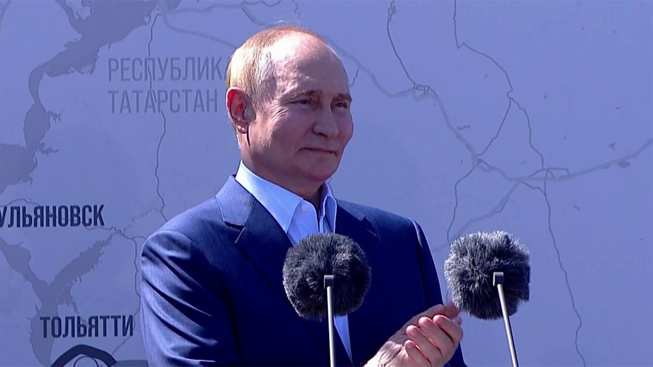 Владимир Путин открыл последний участок трассы М-11 Москва - Петербург