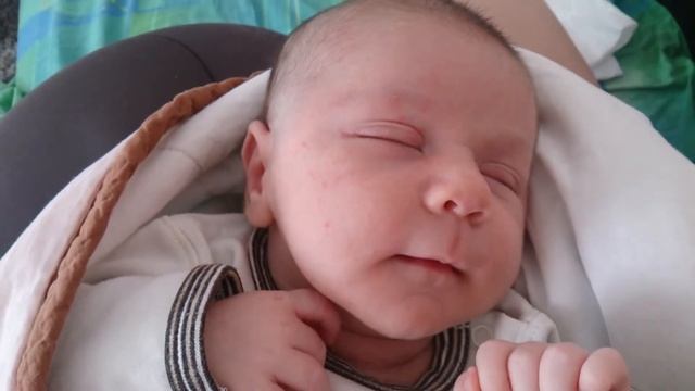 Давид улыбается во сне Apr5