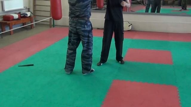 самозащита с ножом 18. Обратный хват.