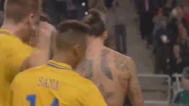 Гол Златана Ибрагимовича через себя с центра поля!