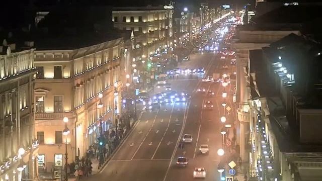 CCTV Перебегая Невский проспект в неположенном месте пешеход попал под автомобиль