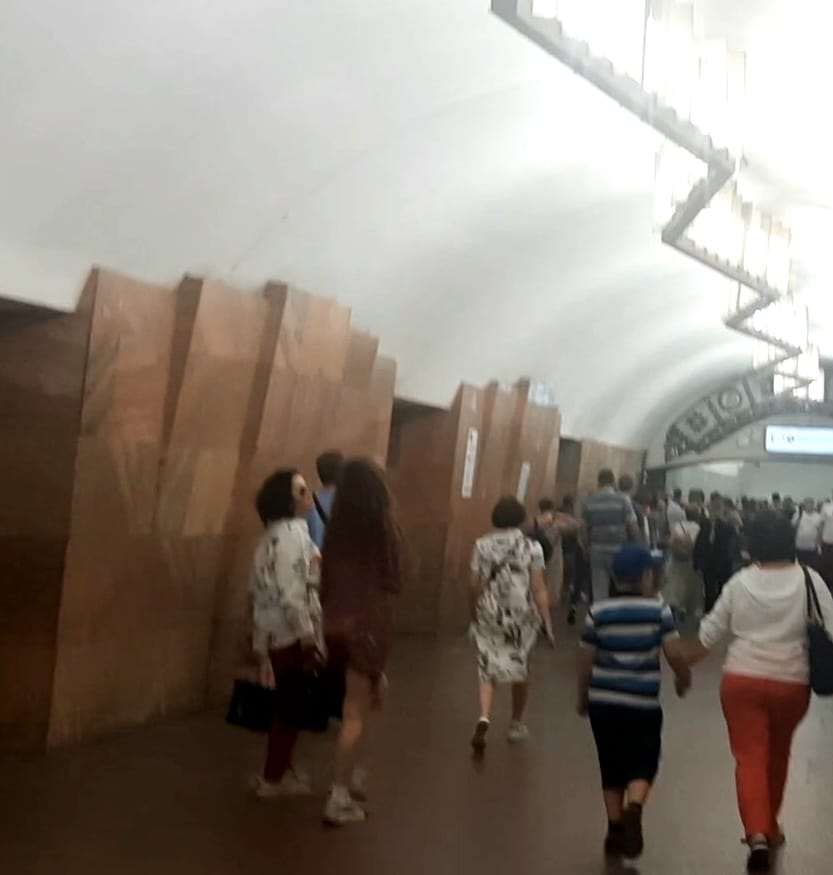 На Баррикадной станции метрополитена в Москве внутри вестибюля остановки поезда в центре зала