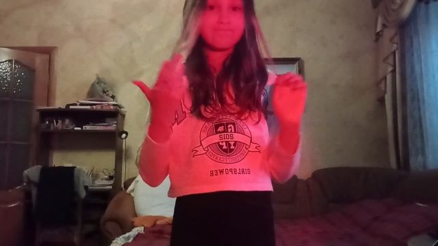 учу кувыркам(простите что забыла показать свои умения)в следующим видео смотрите мои умения
