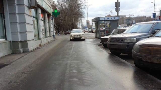 Едет по тротуару на Рязанском проспекте 20141222 100523