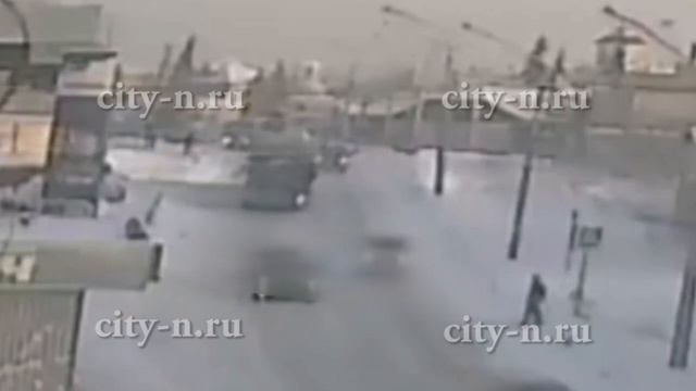В Новокузнецке синий автобус-длинномер устроил дрифт на Таксопарке