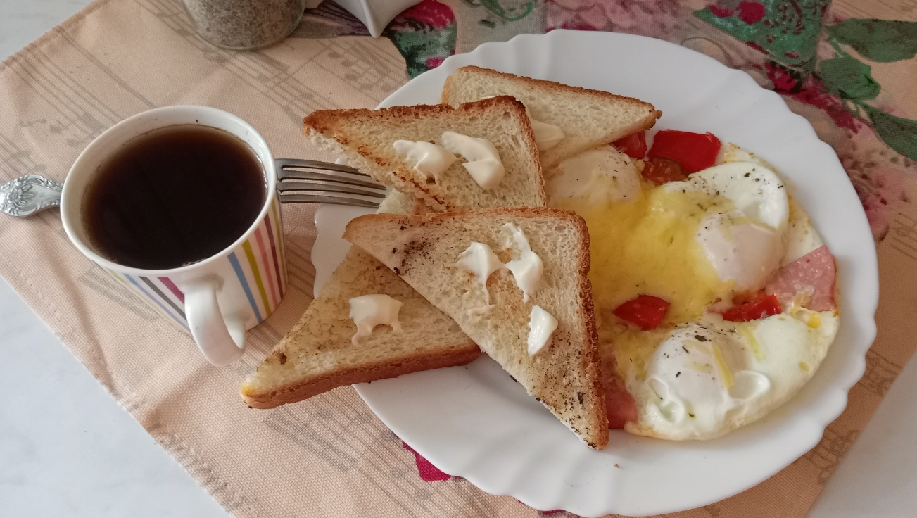 Яичница-глазунья с колбасой, помидорами, сыром - Fried eggs with sausage, tomato, cheese and toast