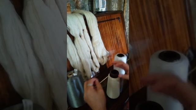 Добавочные нити при изготовлении пуховой пряжи для тонких ажурных изделий.