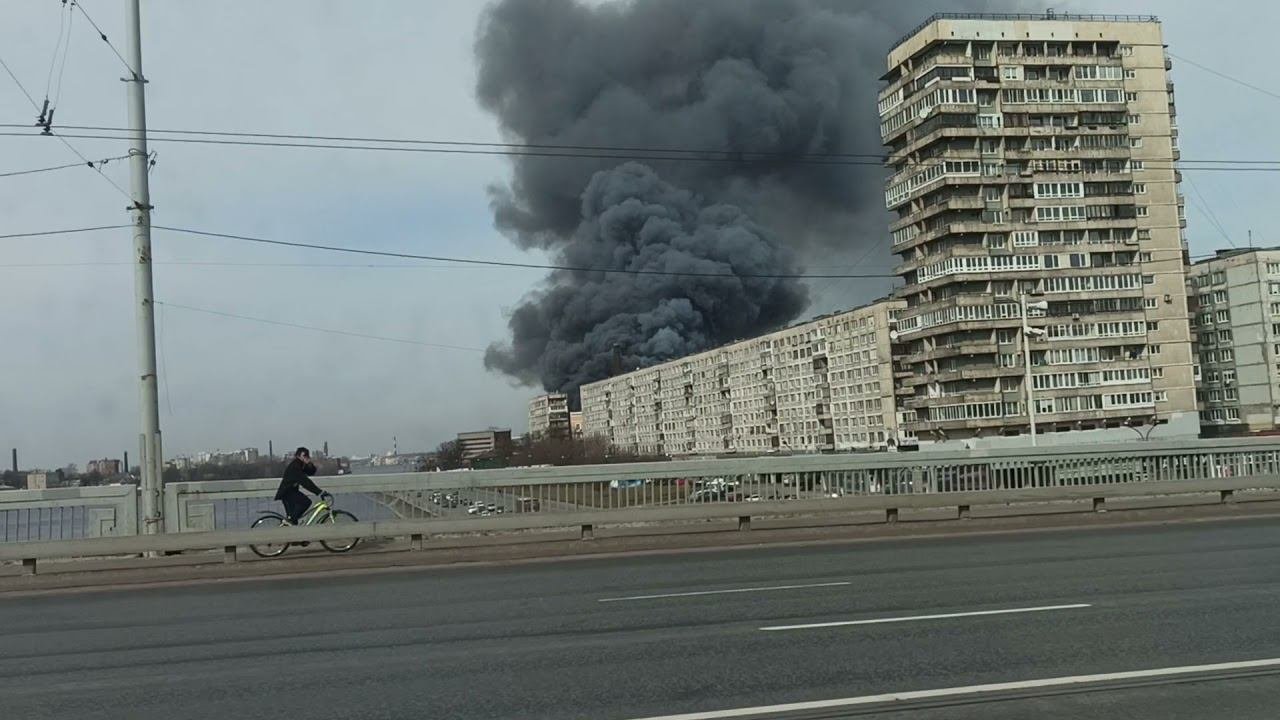 Питер, горит Невская мануфактура.