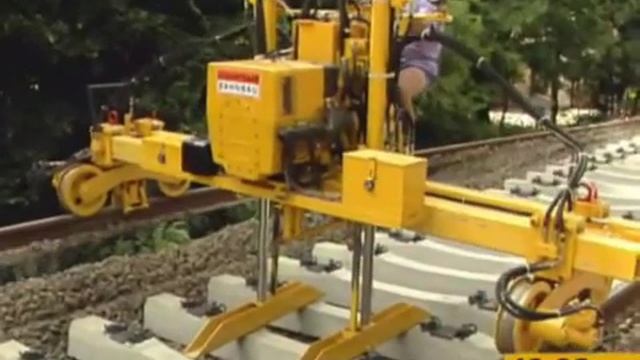 Самоходная машина Robel 43.32 для укладки рельсов производства ROBEL Bahnbaumaschinen GmbH