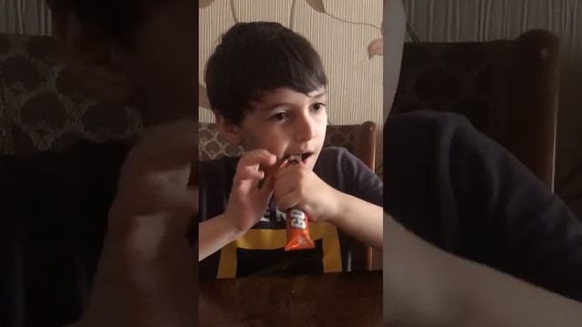 Пробую конфету из Магнита