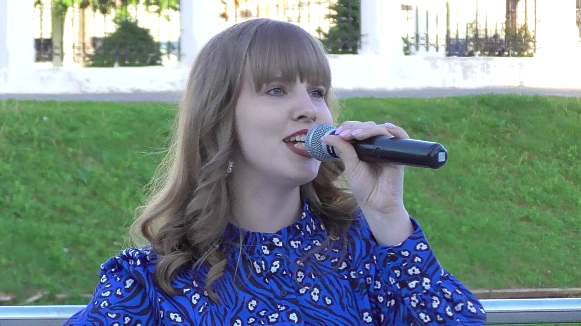 Певица поёт песню: Мир вашему дому, видео 2024 год