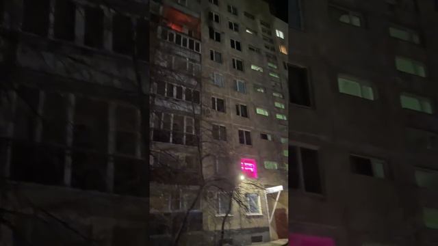 Санкт-Петербург ночью на Загребском бульваре произошел пожар в трёхкомнатной квартире.