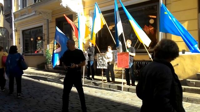Заводные клоуны, синие и желтые...